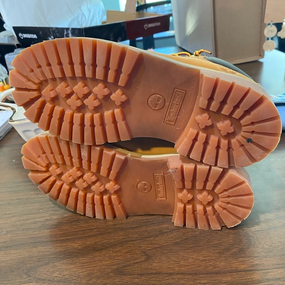 Boys size 3 Timberland boots in excellent condition - Picture 3 of 3